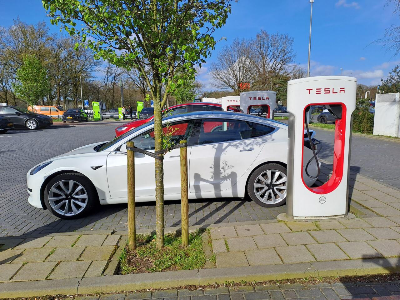“Dag belastingcenten!” – Waarom 20.000 EV’s Nederland uitrijden én wat dit betekent voor zakelijke rijders