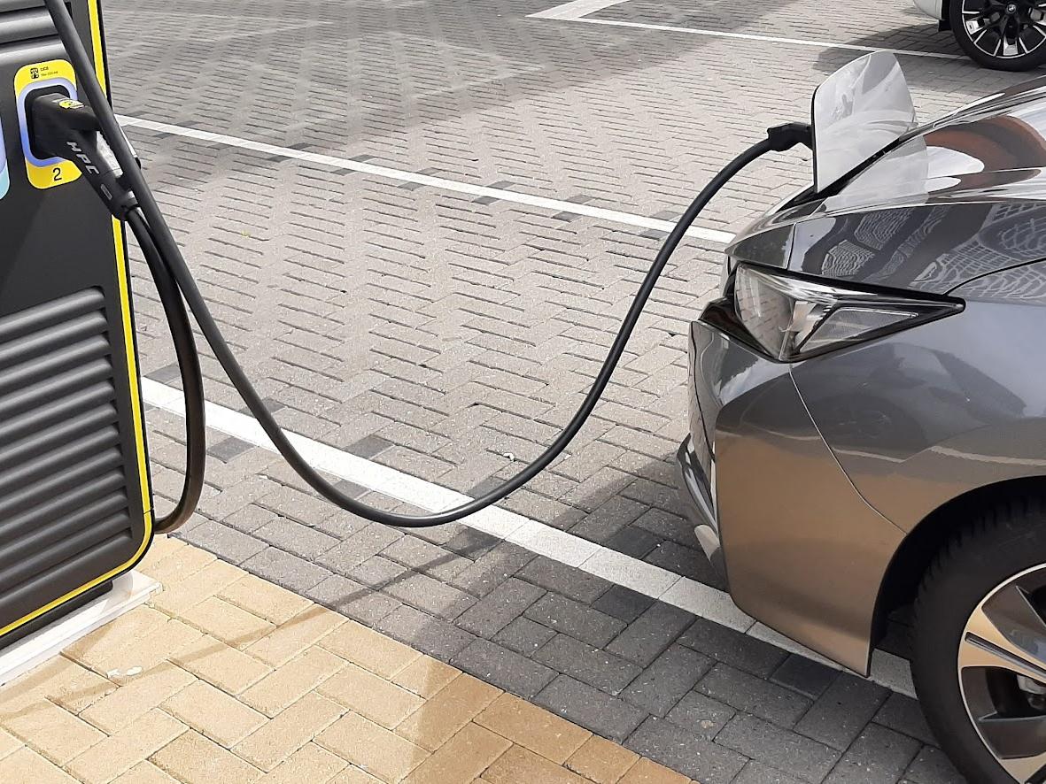 Met je elektrische auto op vakantie? Vermijd deze dure laadvalkuilen!