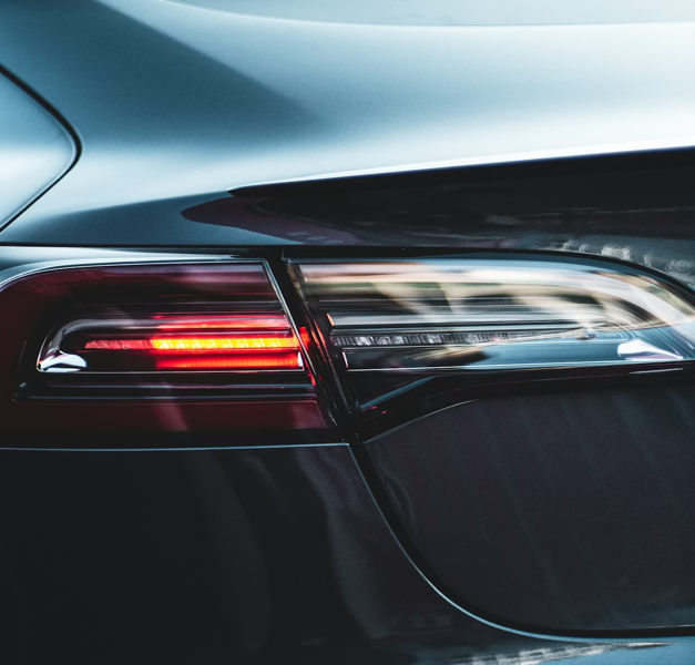 Achterlicht van leaseauto als visuele weergave van onze geschiedenis